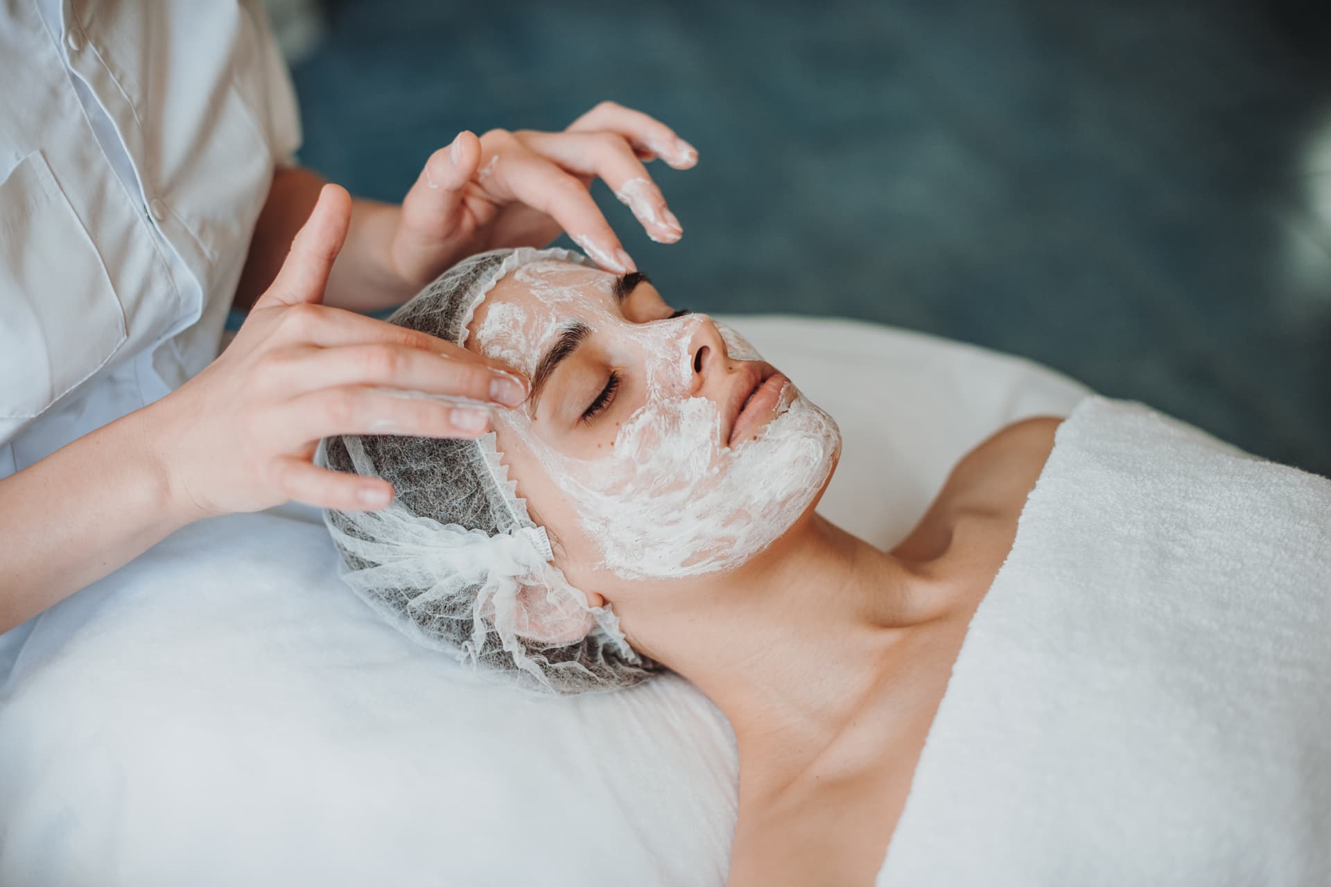 Disfruta de una experiencia de bienestar integral con nuestros tratamientos faciales y corporales