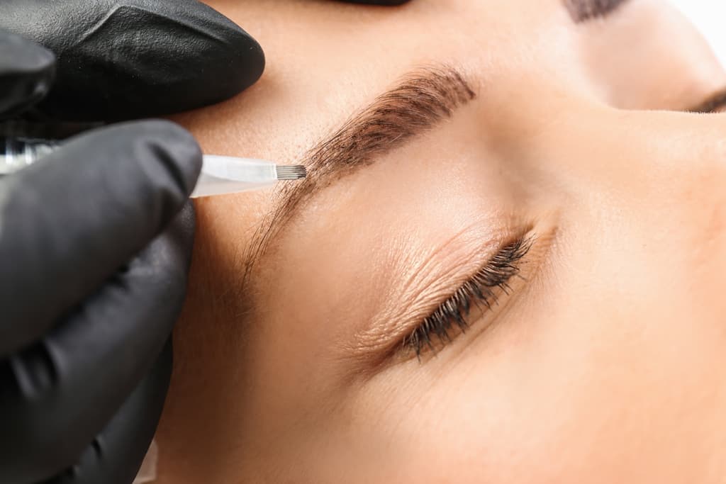 Reconstrucción de cejas: restaurando su aspecto pelo a pelo